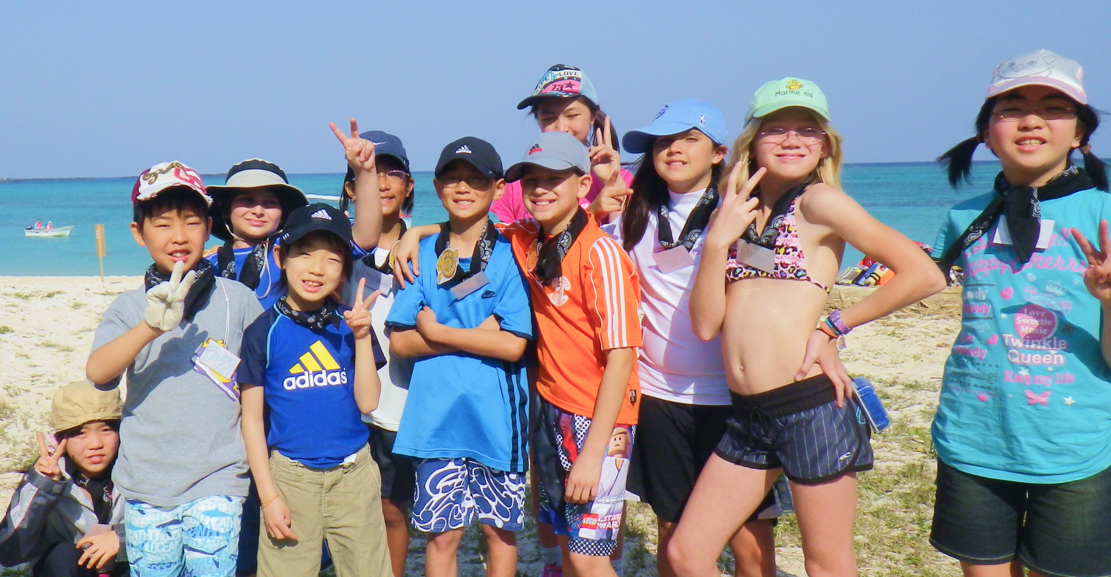 海辺で楽しむ子供たちの写真